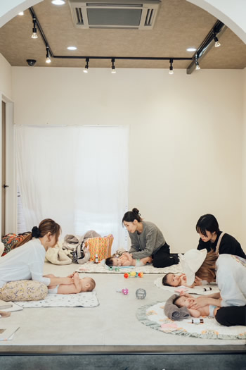 親子のベビーマッサージの写真